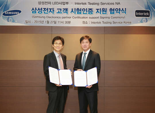 삼성전자가 27일 인터텍 서울사무소에서 글로벌 인증 전문기업 인터텍과 '삼성전자 고객 시험인증 지원 협약식'을 가졌다.   이날 협약식에는 삼성전자 임성관 상무, 인터텍 코리아 김주용 사장(왼쪽부터)이 참석했다.<삼성전자 제공>